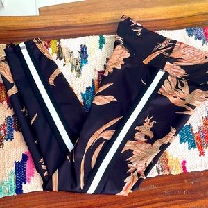 Noli yoga bird and stripes baroque leggings